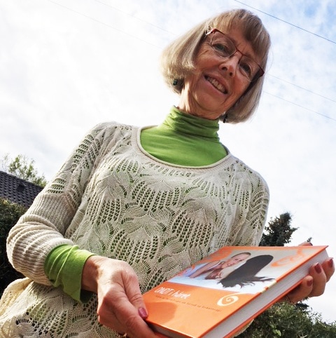 Forfatter Anne Nielsen med bogen Ondt i håret