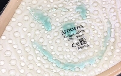 Soft cleanser gør din protese ren igen