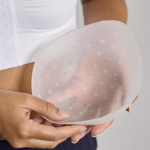 Lymph Flow Bryst Skal fra Amoena giver massage på dit bryst