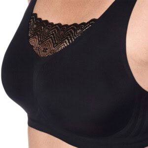 Fin blonde over kavalergangen i en Esra BH med lomme fra Amoena