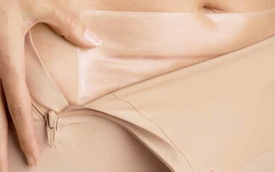 Firkantet silikoneplaster kombineret med kompressionsbukser