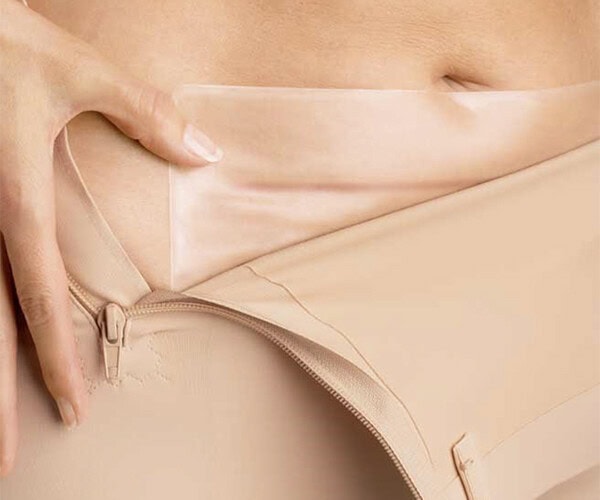 Firkantet silikoneplaster kombineret med kompressionsbukser